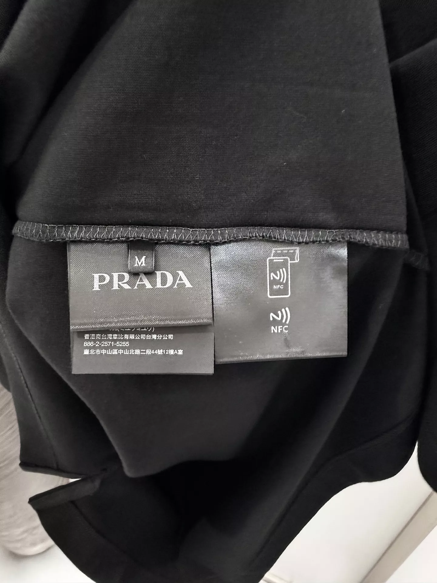 프라다 에나멜 메탈 삼각 로고 반팔 티 상세 이미지 5