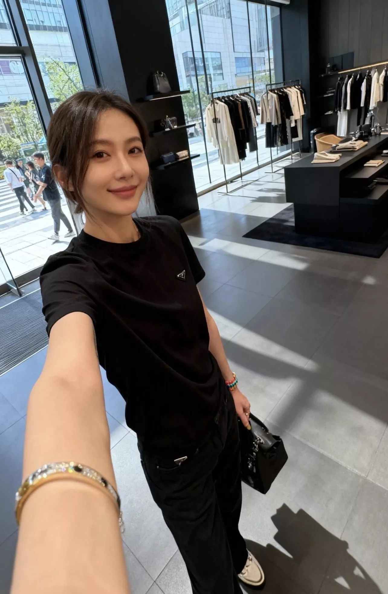 프라다 에나멜 메탈 삼각 로고 반팔 티 상세 이미지 8
