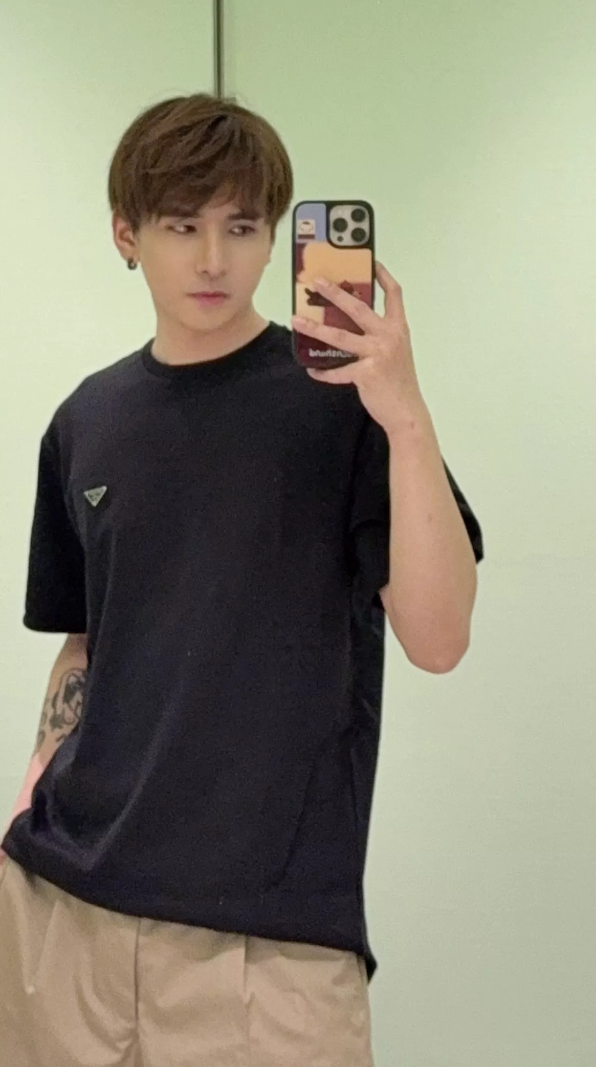 프라다 에나멜 메탈 삼각 로고 반팔 티 상세 이미지 9