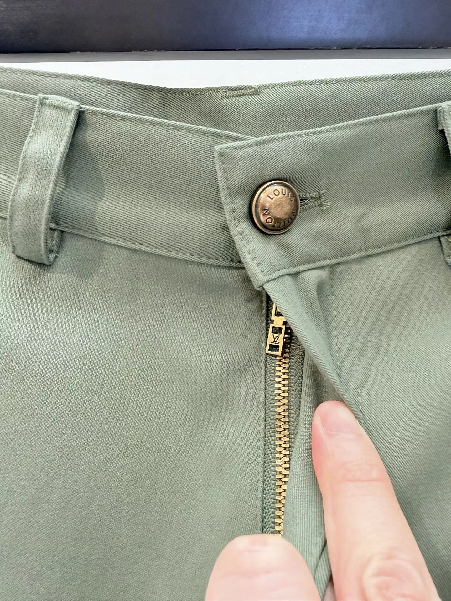 루이비통 시그니처 자수 코튼 카고 쇼츠 상세 이미지 6