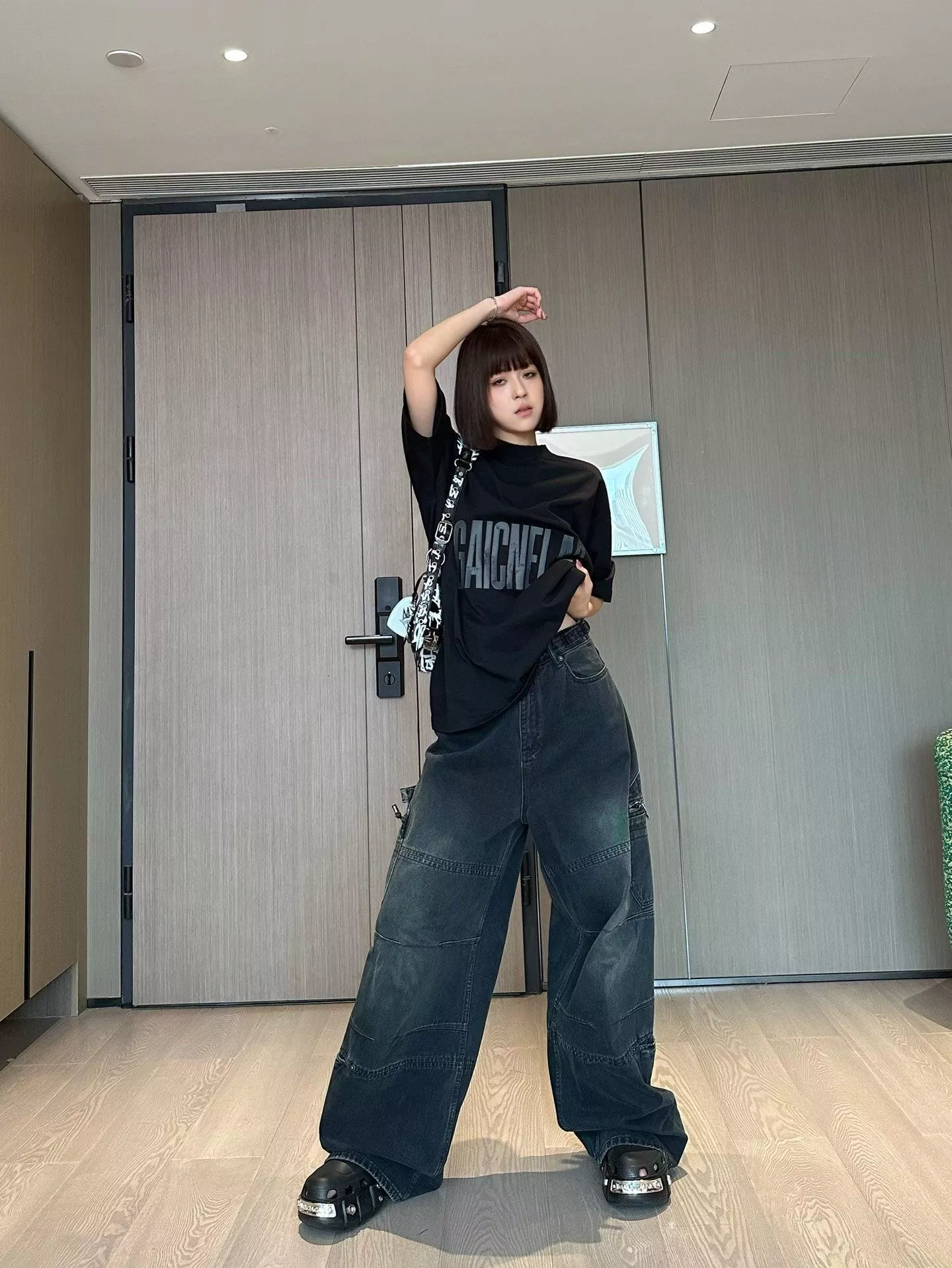 발렌시아가 레터링 프린트 라운드 반소매 티셔츠 상세 이미지 22