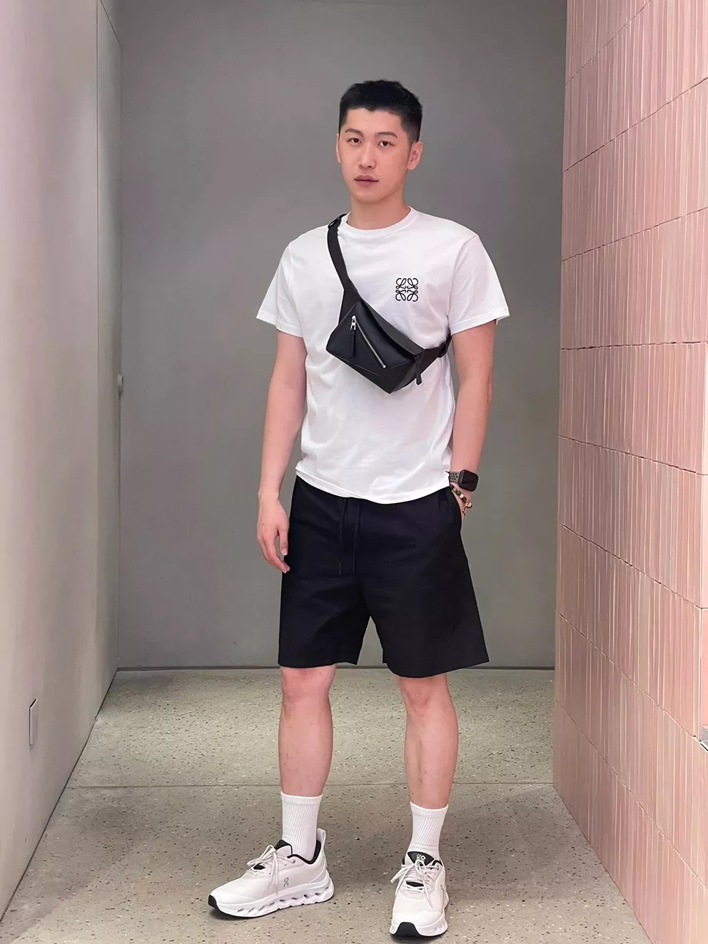 로에베 클래식 로고 자수 반팔 티셔츠 상세 이미지 17