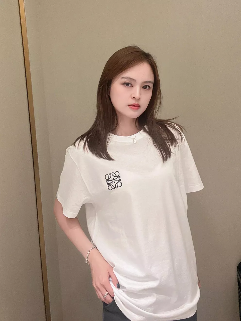 로에베 클래식 로고 자수 반팔 티셔츠 상세 이미지 24