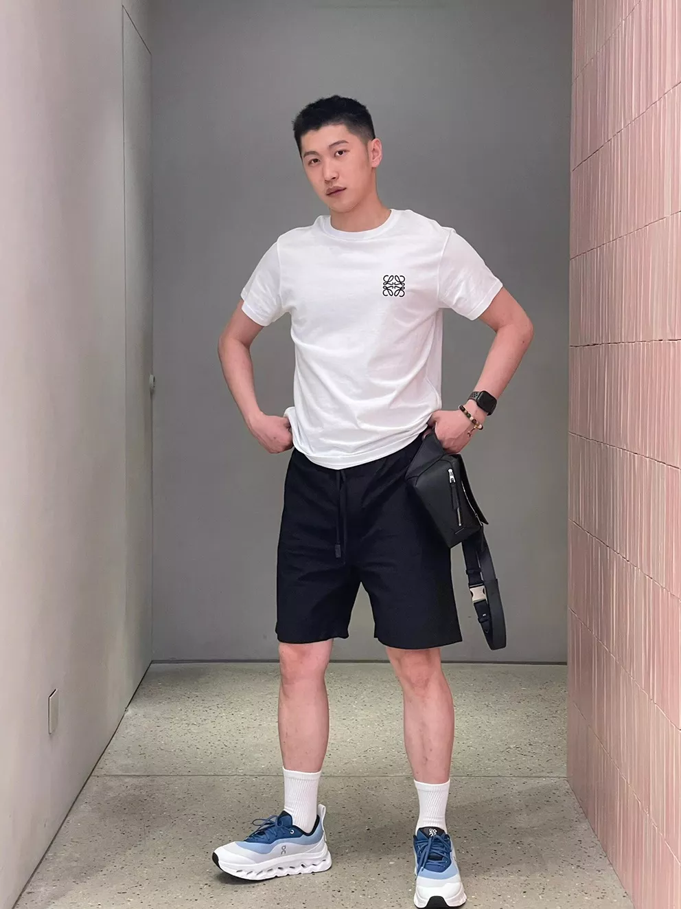 로에베 클래식 로고 자수 반팔 티셔츠 상세 이미지 16
