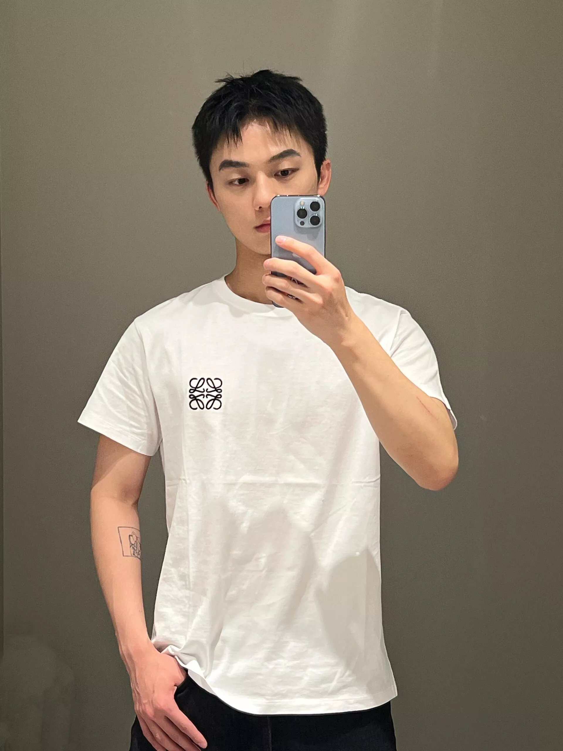 로에베 클래식 로고 자수 반팔 티셔츠 상세 이미지 13
