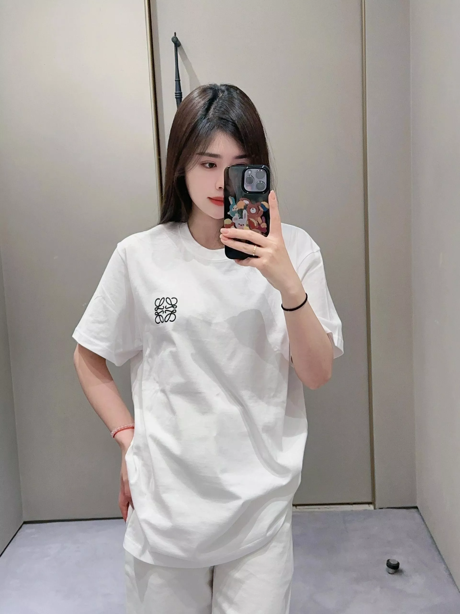 로에베 클래식 로고 자수 반팔 티셔츠 상세 이미지 23