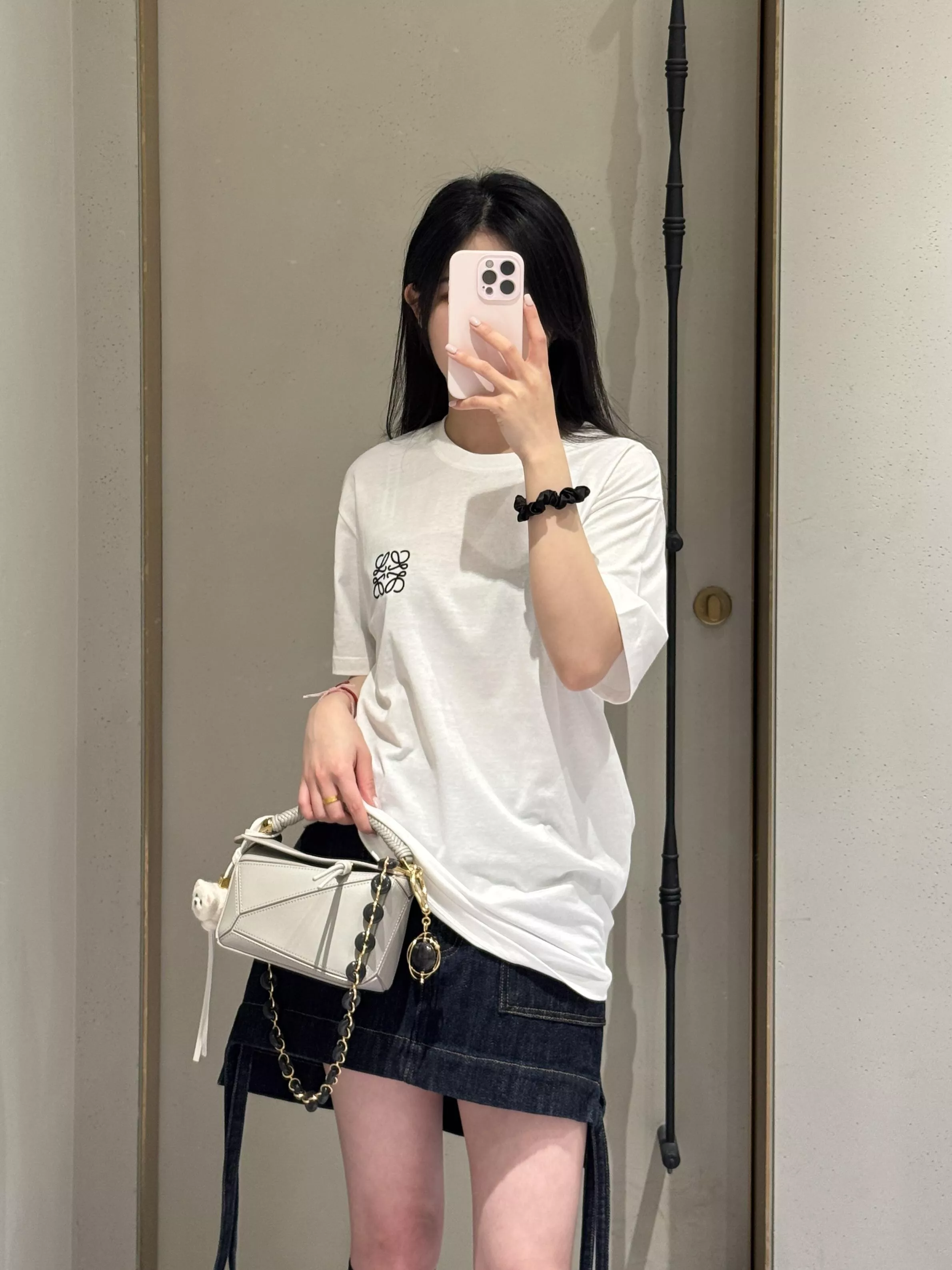 로에베 클래식 로고 자수 반팔 티셔츠 상세 이미지 19