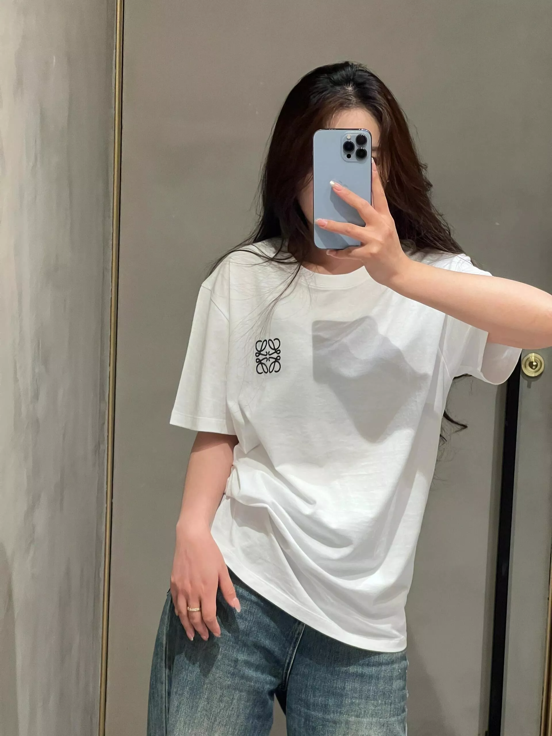 로에베 클래식 로고 자수 반팔 티셔츠 상세 이미지 21