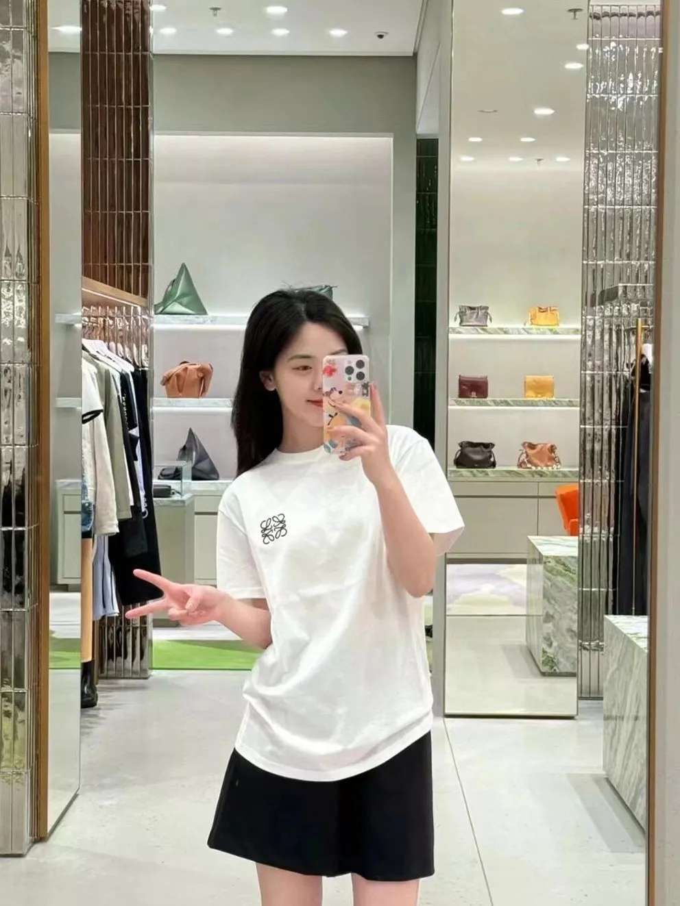로에베 클래식 로고 자수 반팔 티셔츠 상세 이미지 22