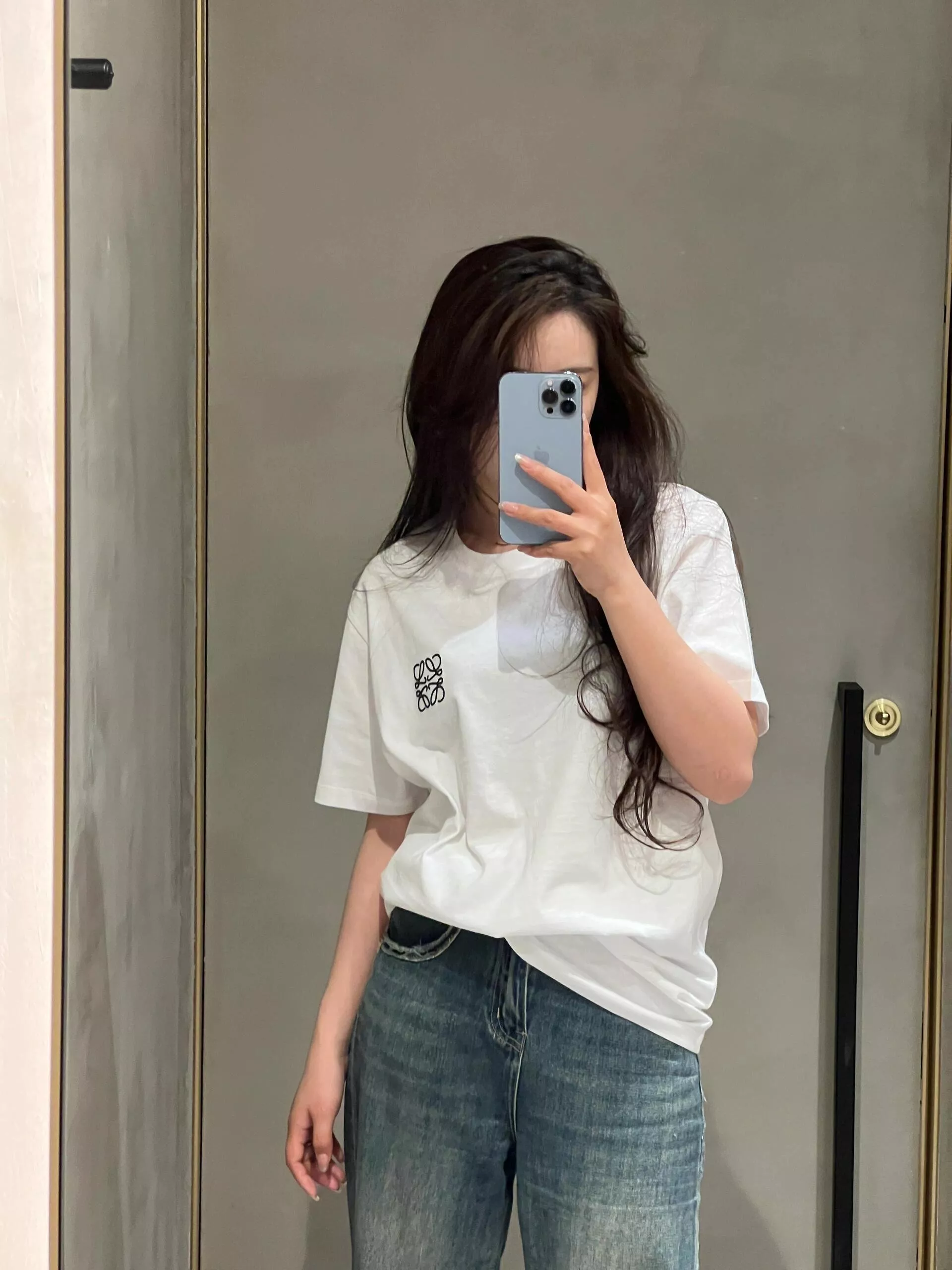 로에베 클래식 로고 자수 반팔 티셔츠 상세 이미지 20