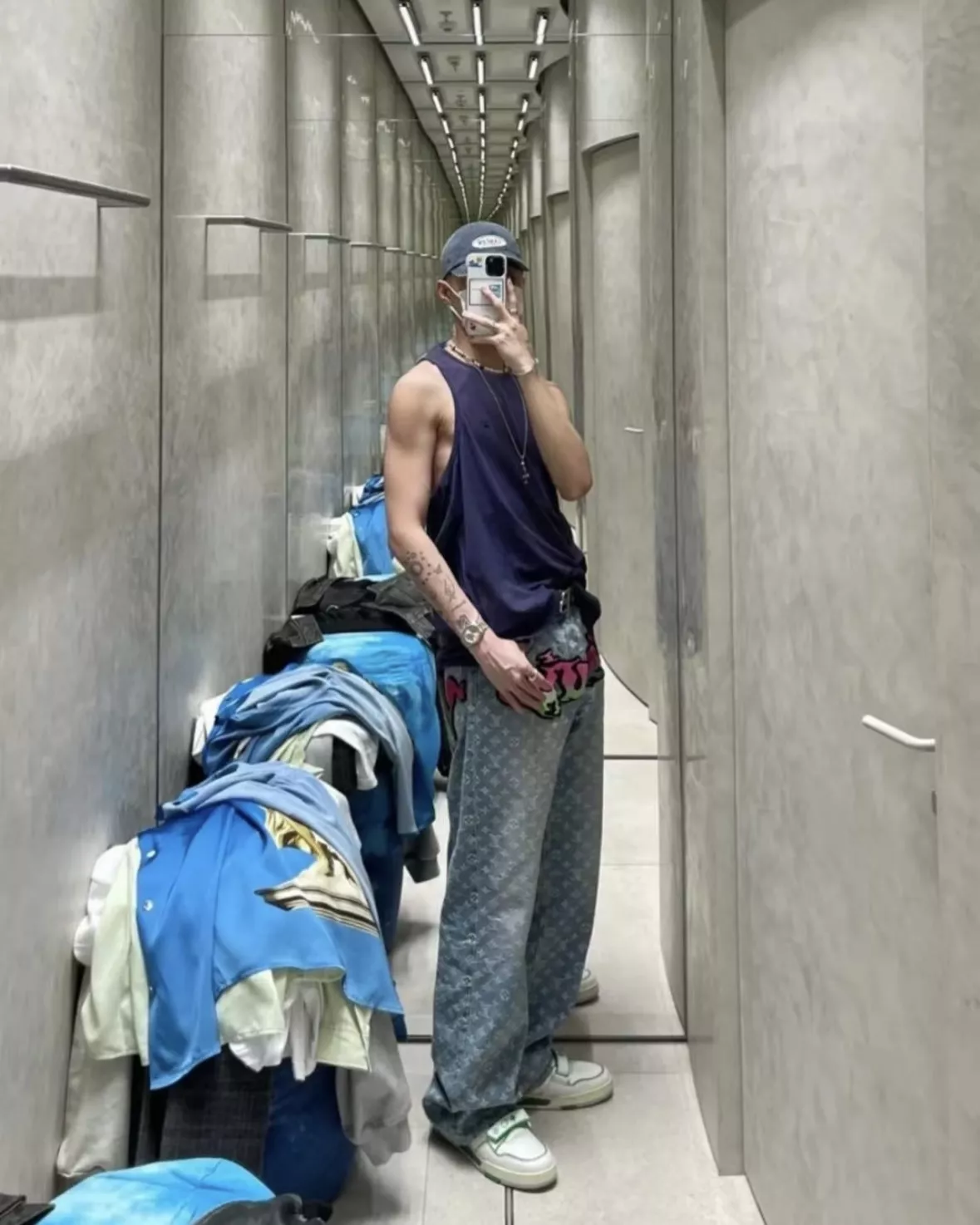 루이비통 그라데이션 그래피티 모노그램 데님 팬츠 상세 이미지 12