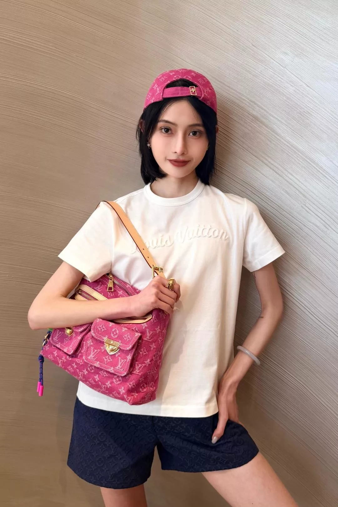 루이비통 입체 로고 원형 넥 반소매 티셔츠 상세 이미지 18
