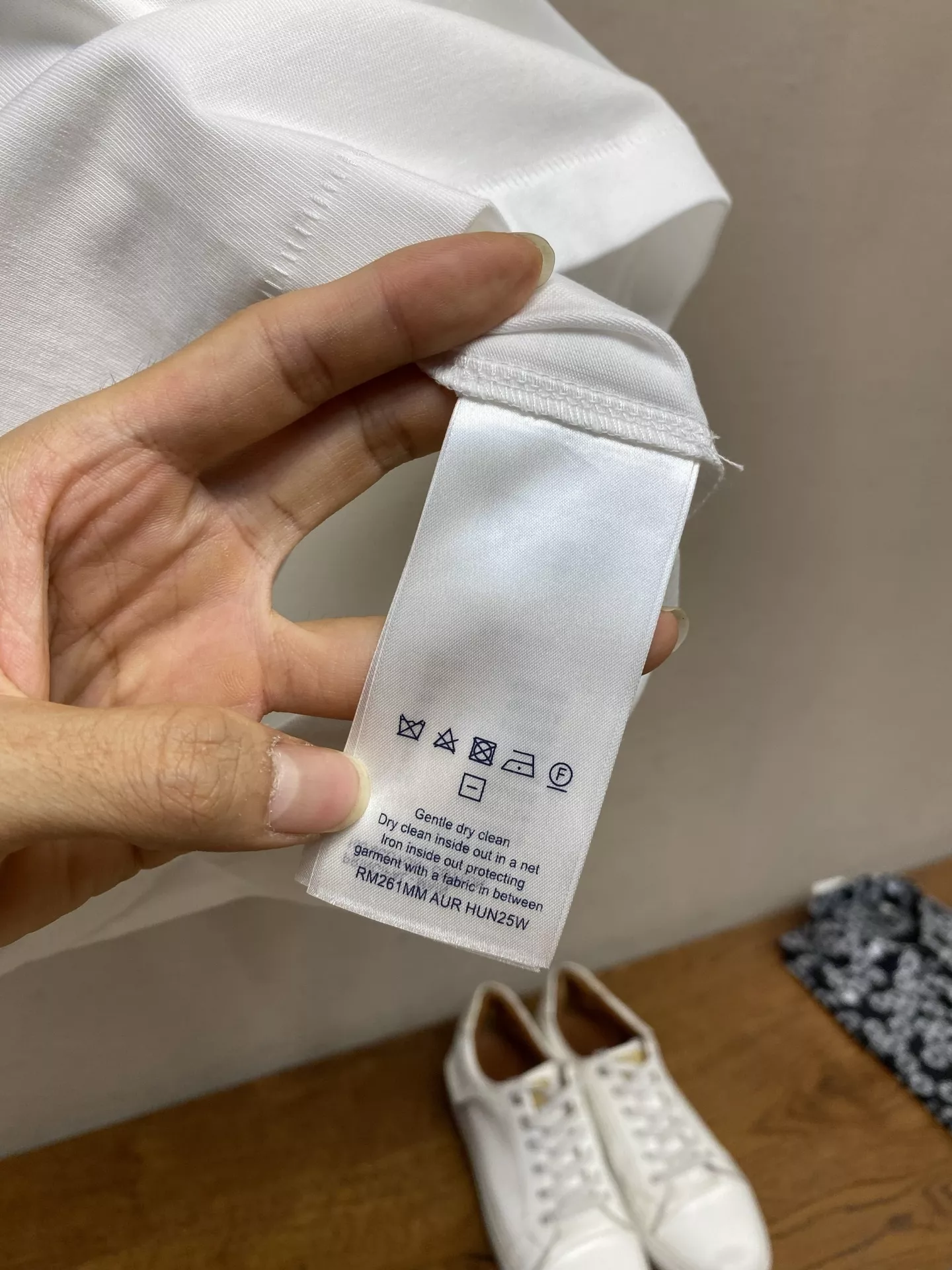 루이비통 입체 로고 원형 넥 반소매 티셔츠 상세 이미지 7