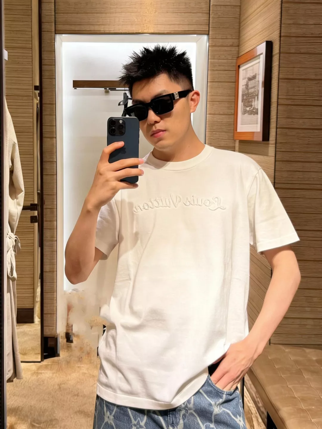 루이비통 입체 로고 원형 넥 반소매 티셔츠 상세 이미지 11