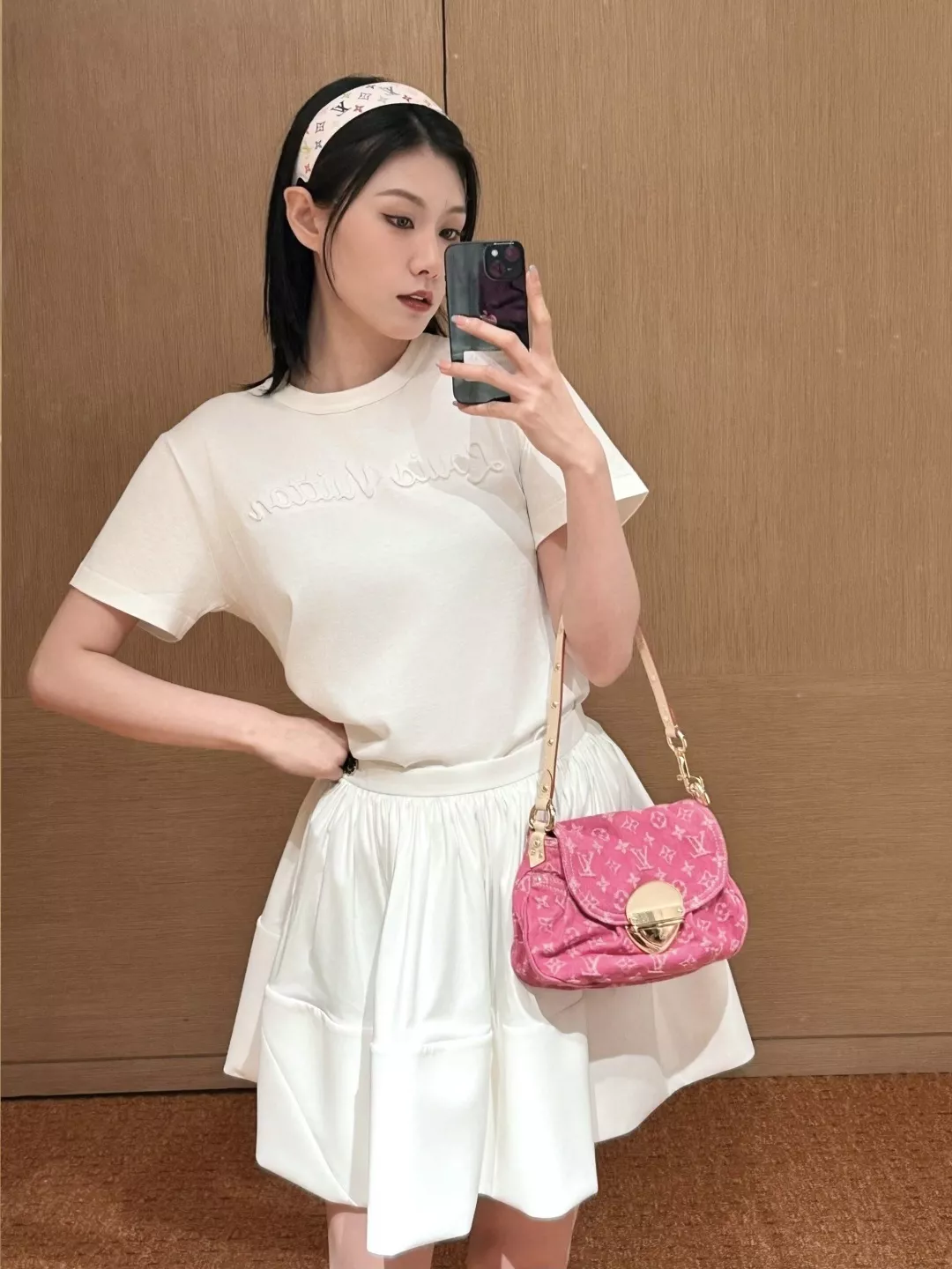 루이비통 입체 로고 원형 넥 반소매 티셔츠 상세 이미지 21