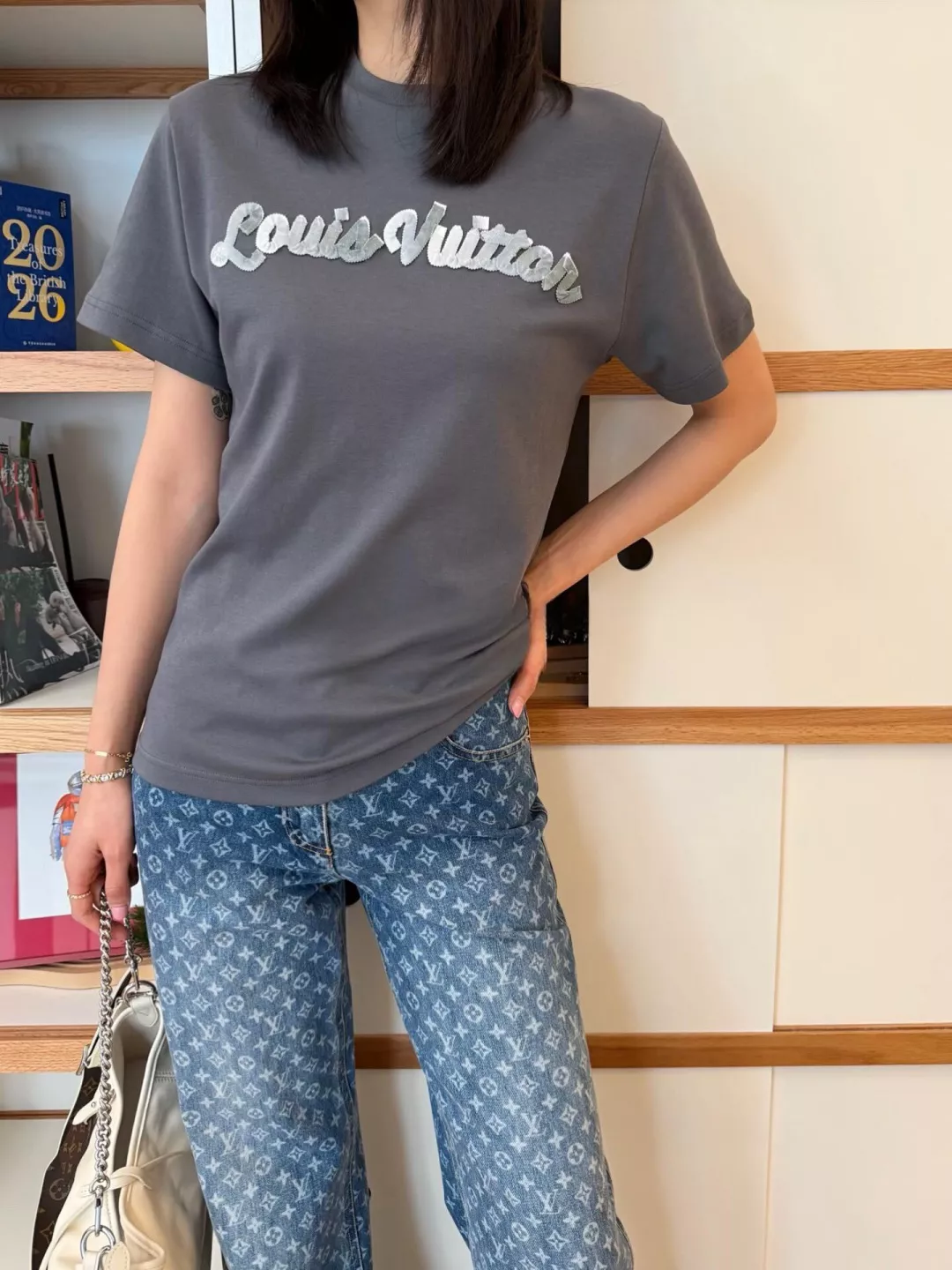 루이비통 입체 로고 원형 넥 반소매 티셔츠 상세 이미지 54