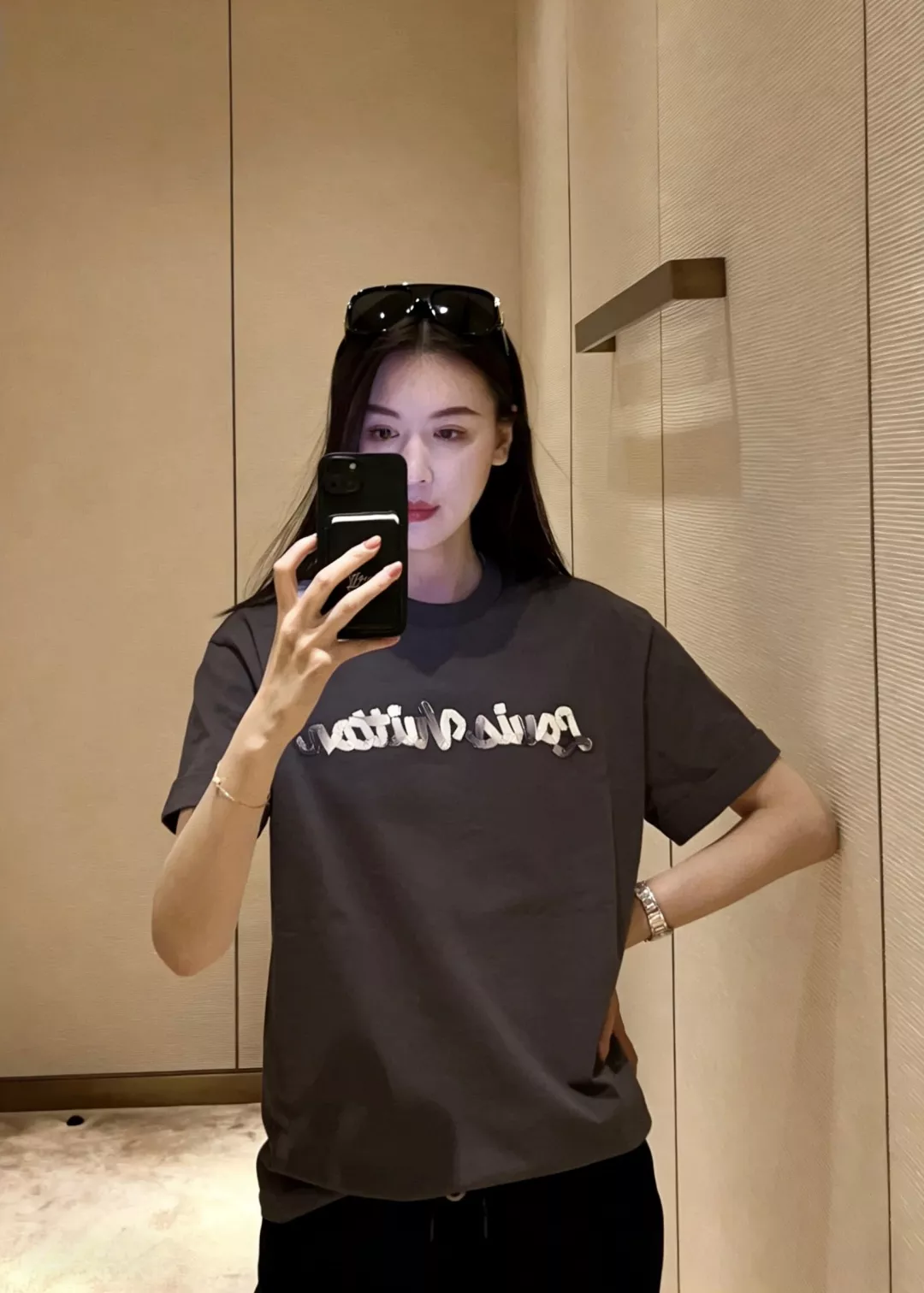 루이비통 입체 로고 원형 넥 반소매 티셔츠 상세 이미지 52