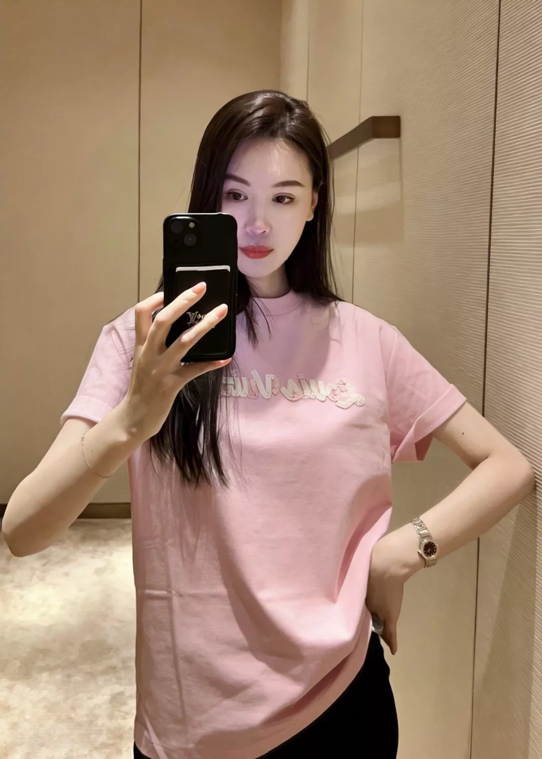 루이비통 입체 로고 원형 넥 반소매 티셔츠 상세 이미지 35