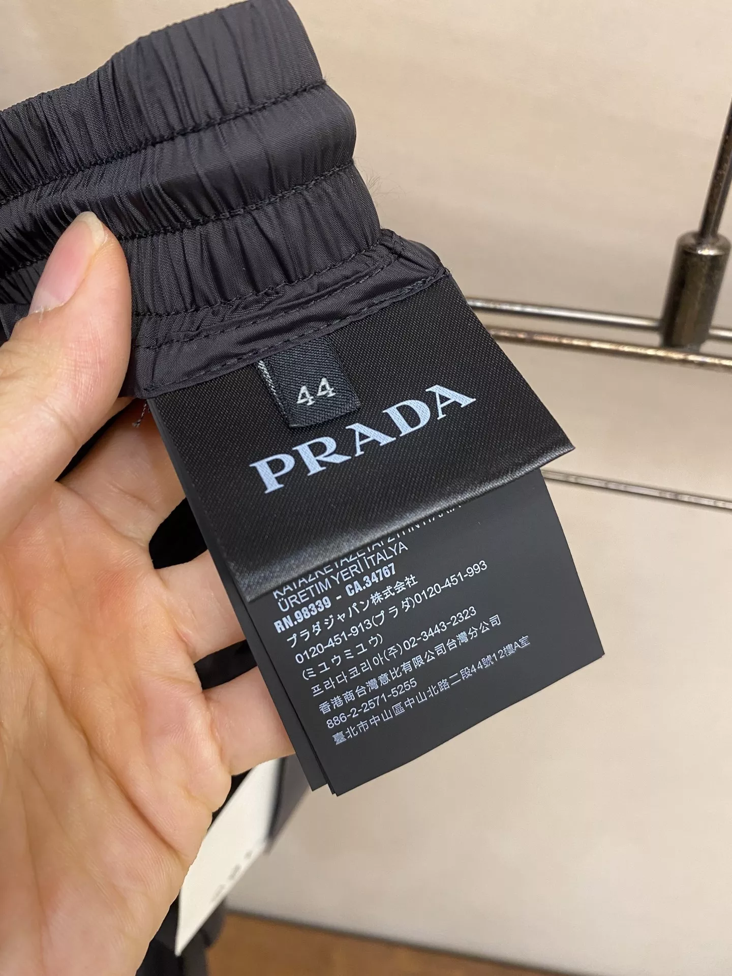 프라다 삼각 로고 나일론 숏 팬츠 상세 이미지 5