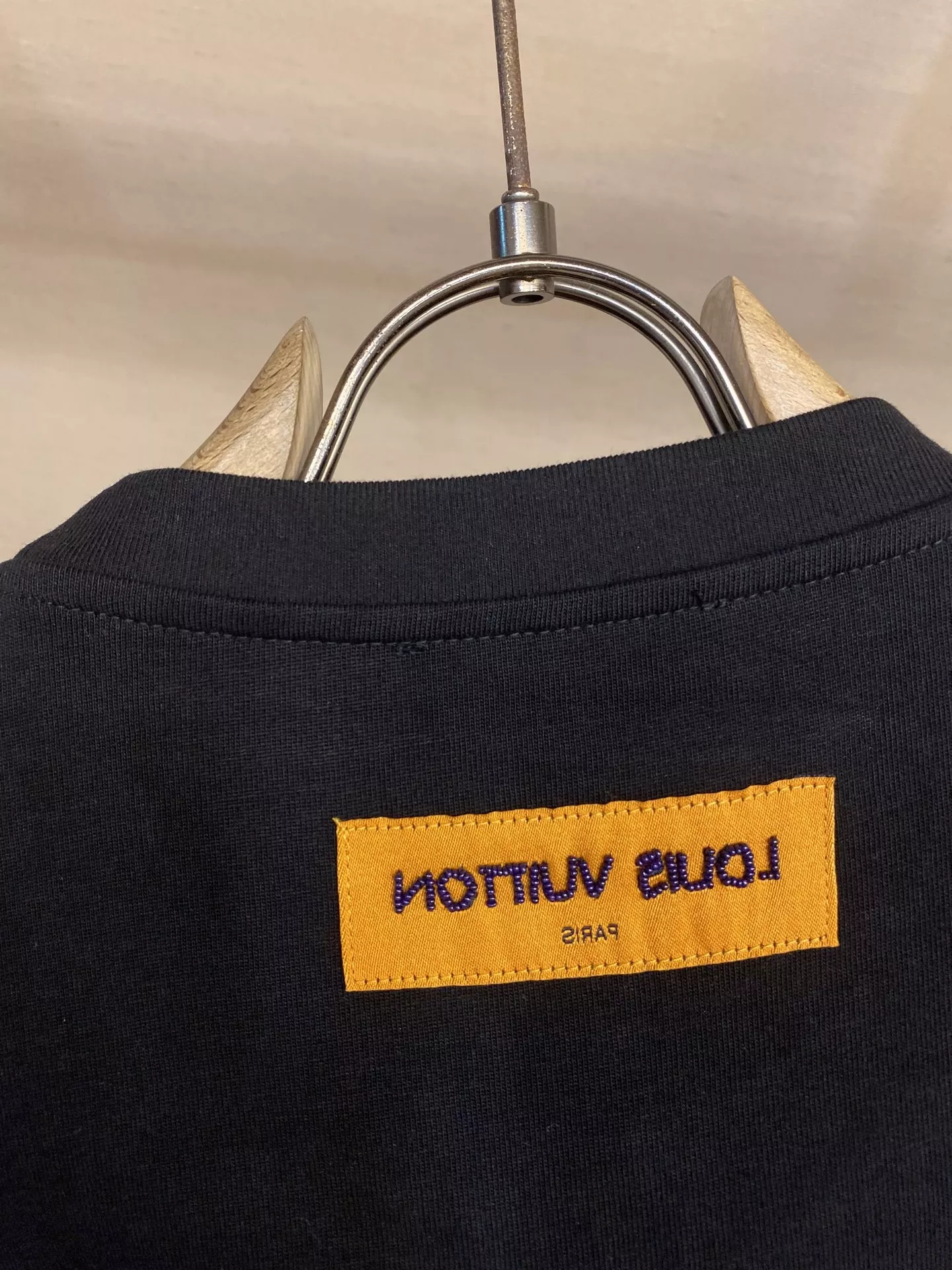 루이비통 수공 비즈 자수 로고 반팔 티 상세 이미지 8