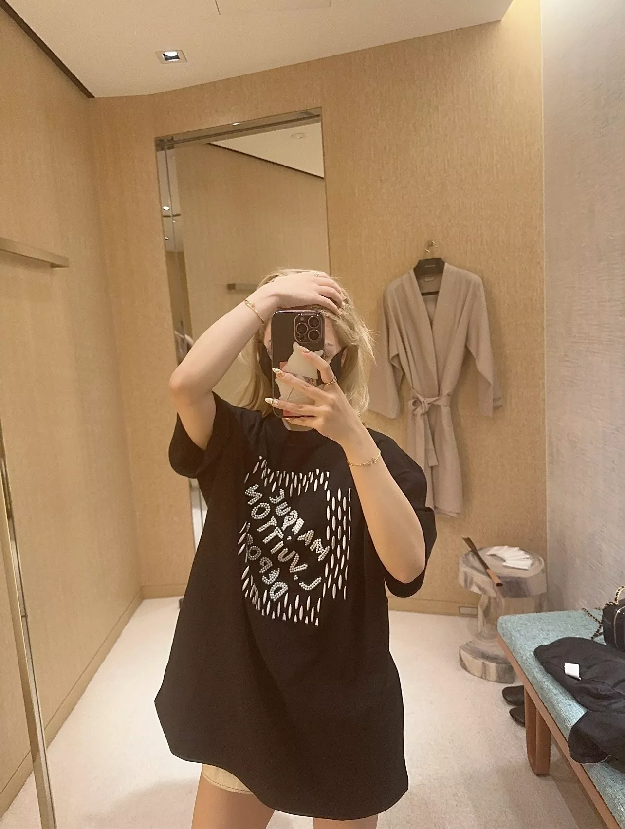 루이비통 수공 비즈 자수 로고 반팔 티 상세 이미지 26