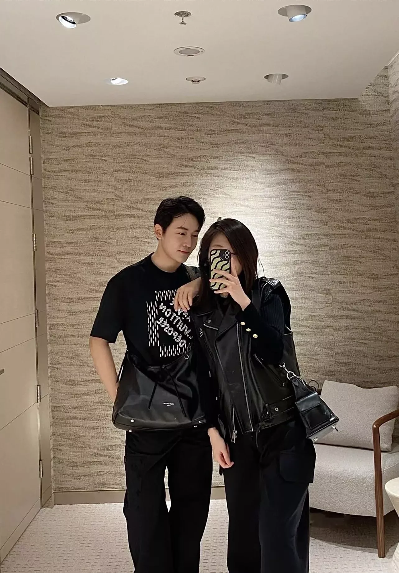 루이비통 수공 비즈 자수 로고 반팔 티 상세 이미지 22