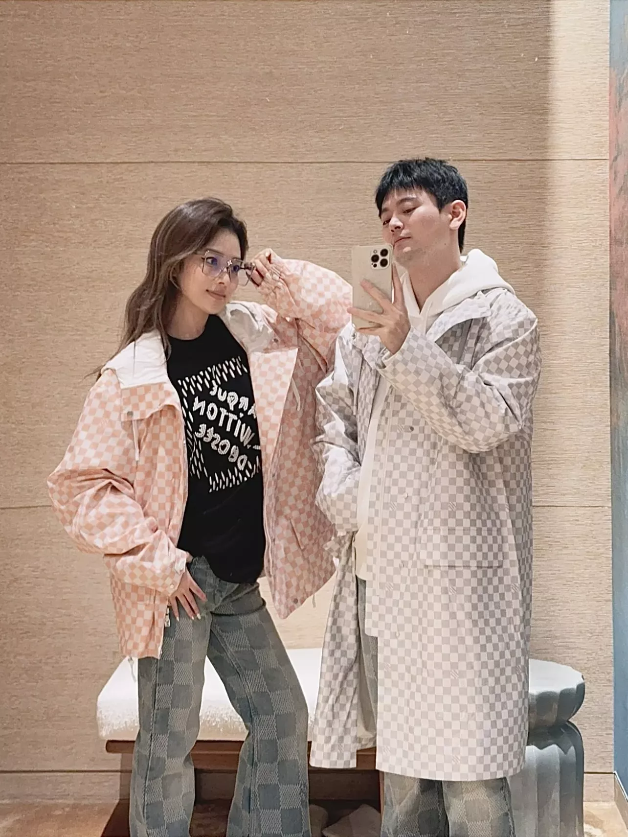 루이비통 수공 비즈 자수 로고 반팔 티 상세 이미지 24