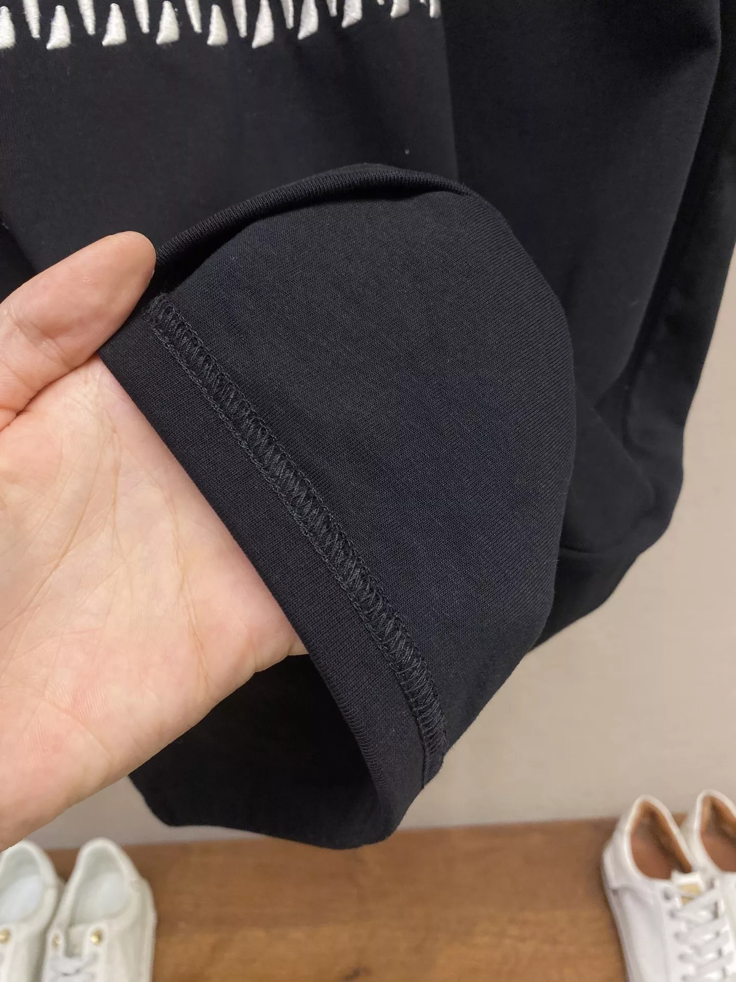 루이비통 수공 비즈 자수 로고 반팔 티 상세 이미지 6