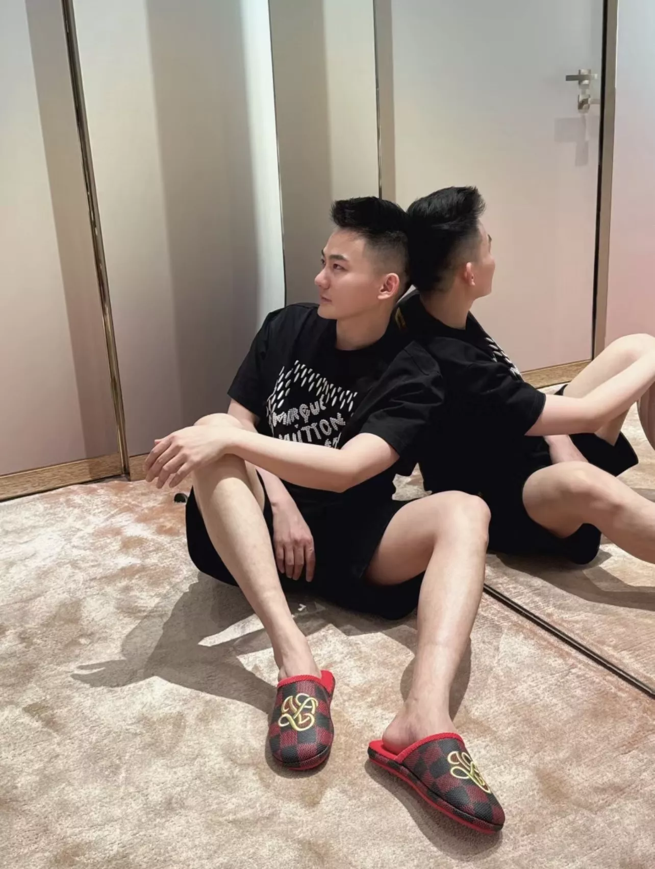 루이비통 수공 비즈 자수 로고 반팔 티 상세 이미지 19