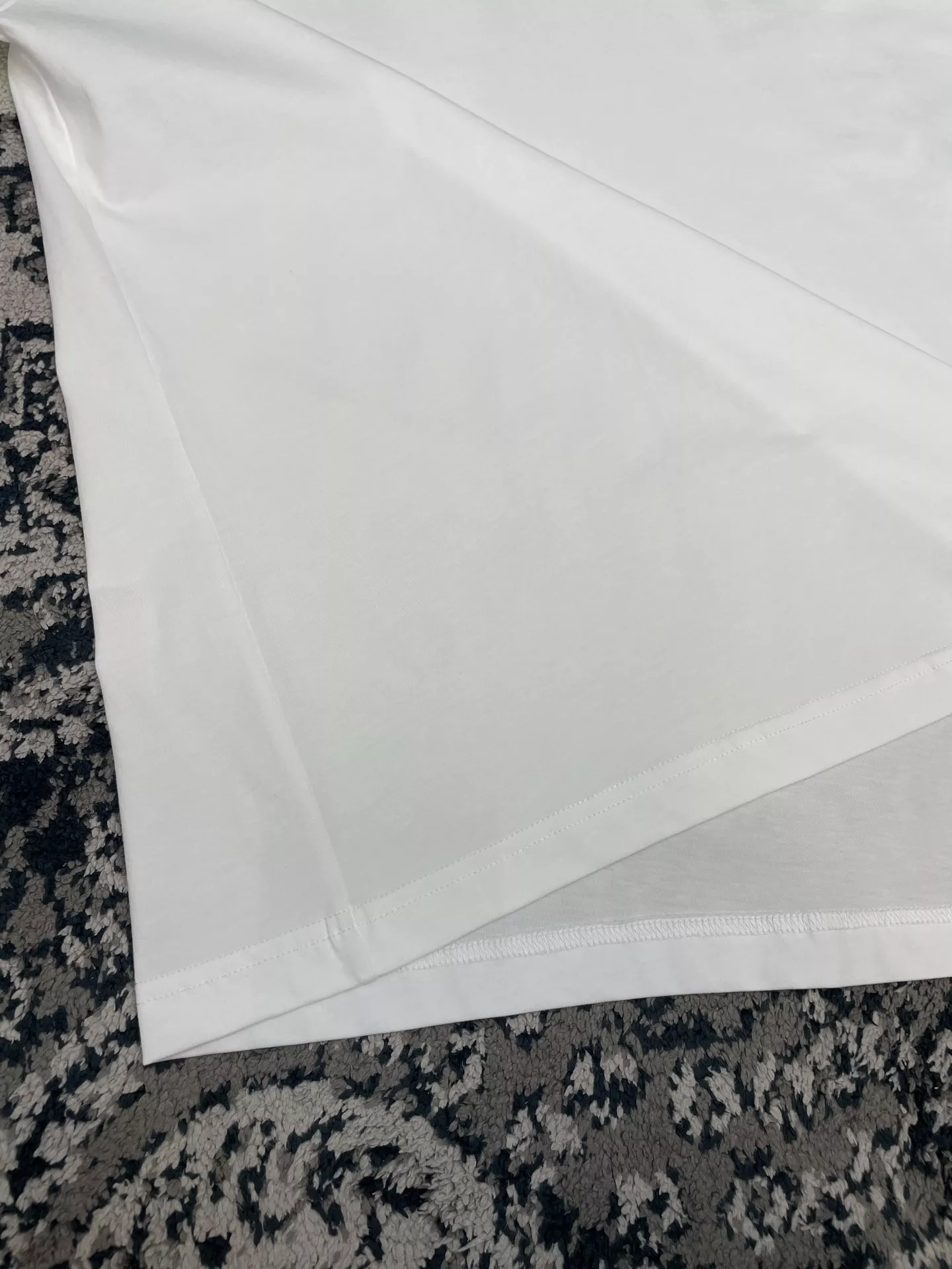 루이비통 워시드 자수 로고 코튼 티셔츠 상세 이미지 8