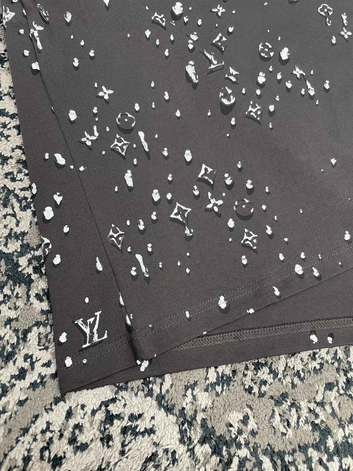 루이비통 모노그램 워터드롭 프린트 티셔츠 상세 이미지 8