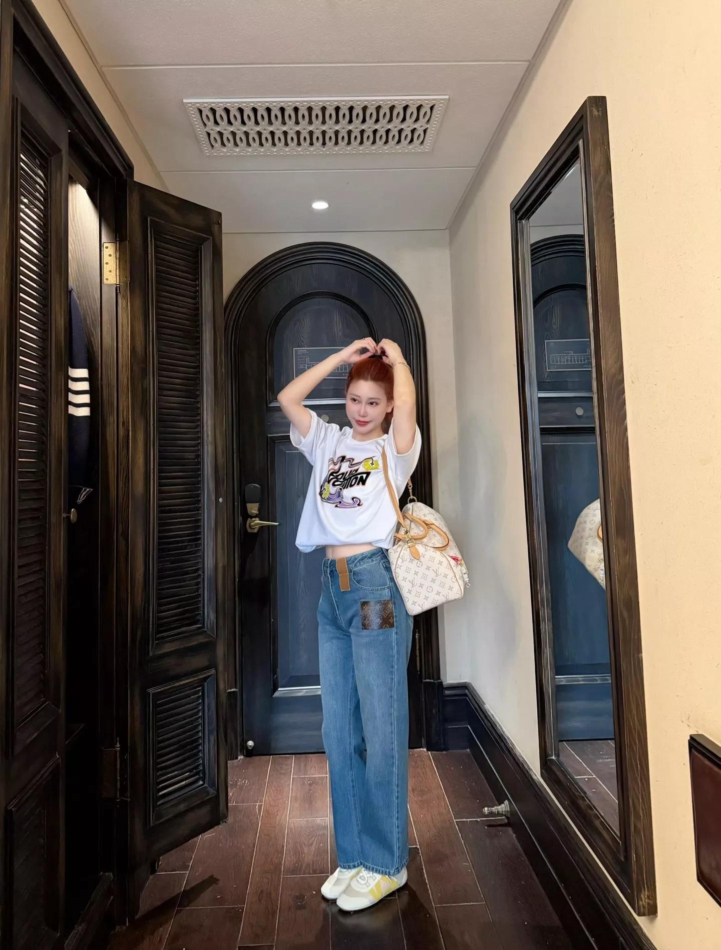 루이비통 아트 로고 프린트 티셔츠 상세 이미지 20