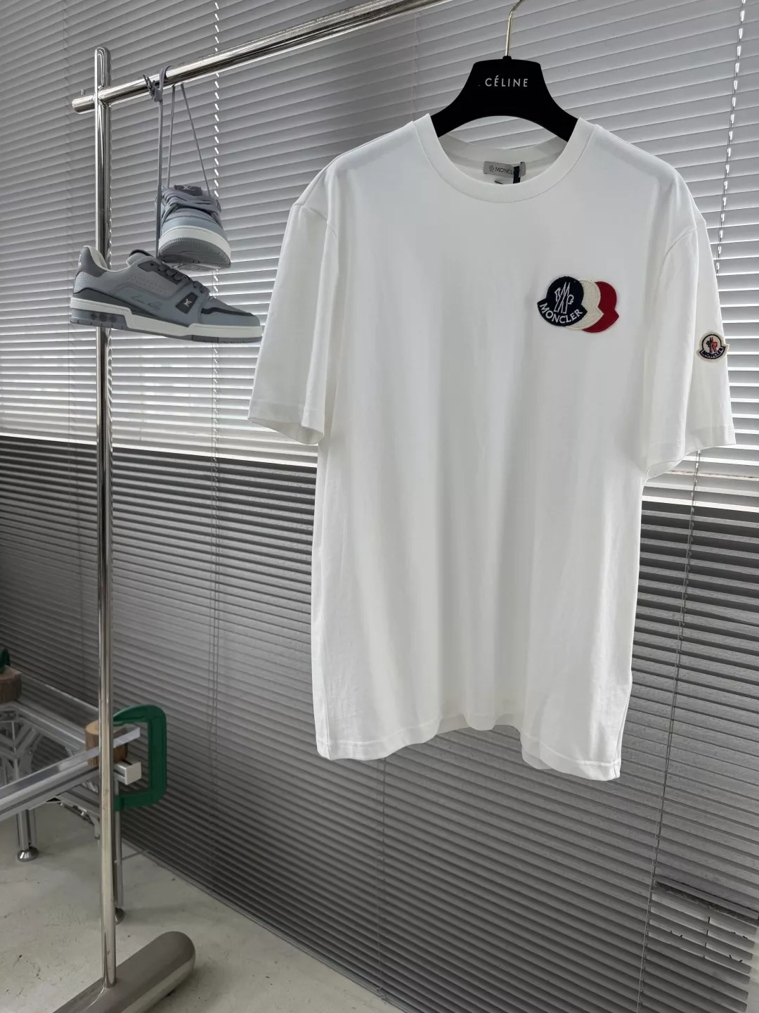 몽클레어 삼색 자수 패치 반팔 티셔츠 상세 이미지 1
