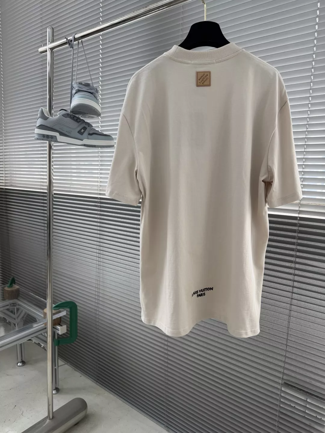 루이비통 가죽 패치 자수 포인트 반팔 상세 이미지 8