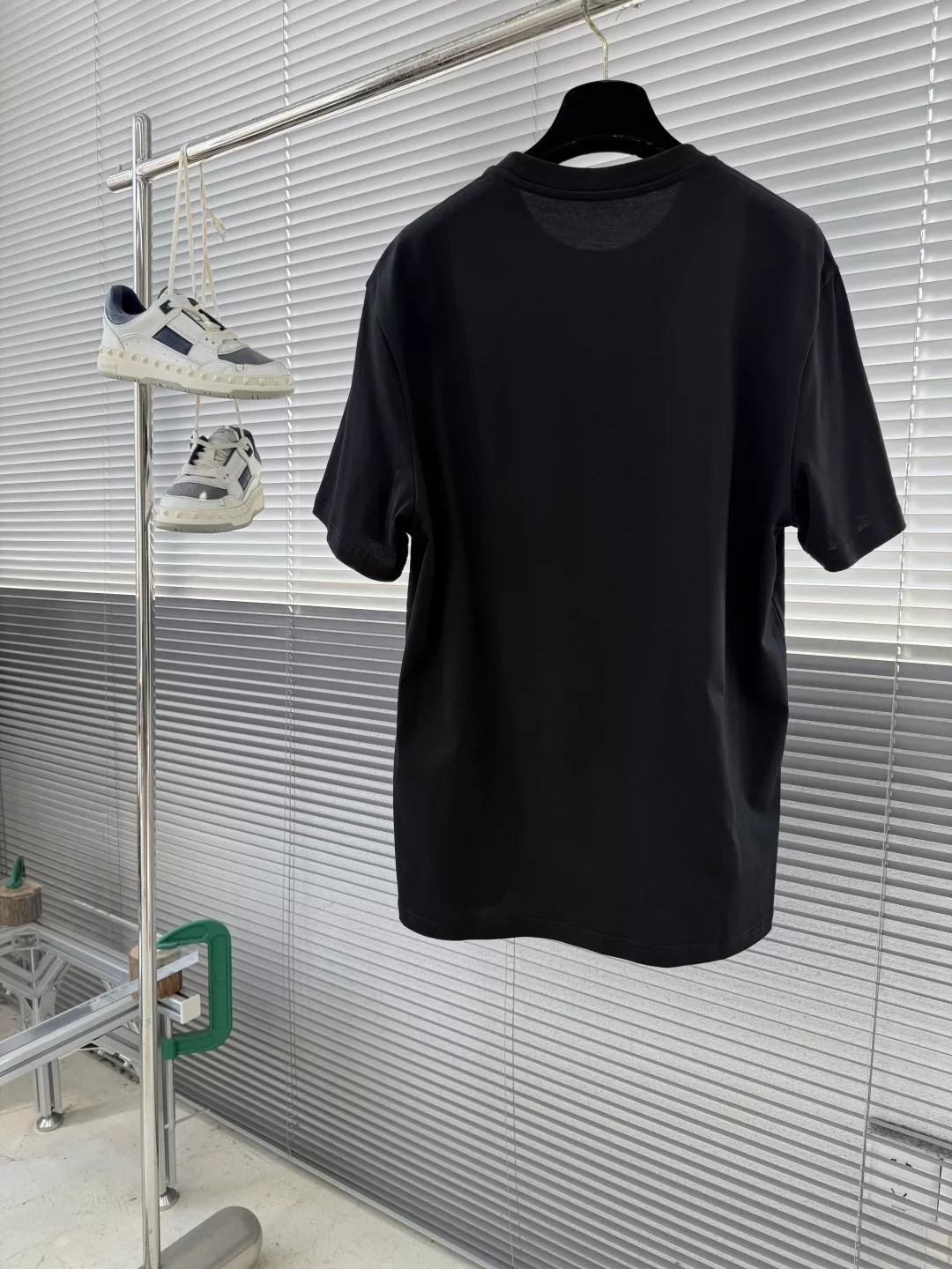 발렌티노 브이 로고 프린트 코튼 티셔츠 상세 이미지 8