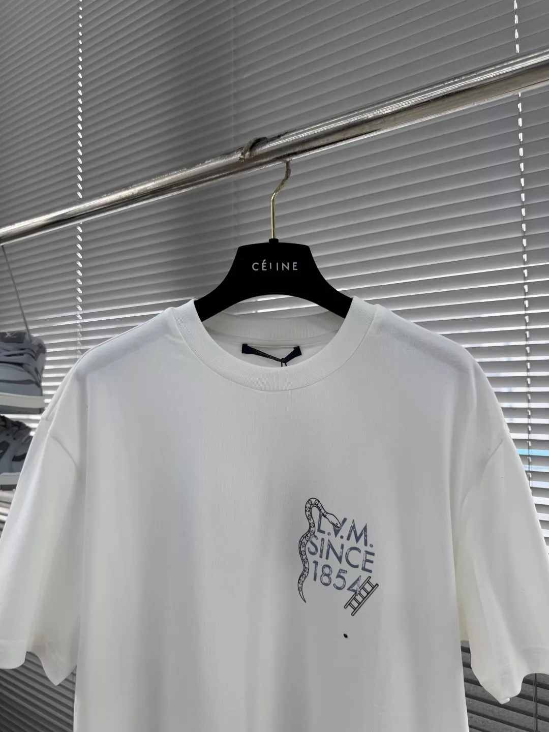 루이비통 인쇄 디테일 코튼 반팔 티셔츠 상세 이미지 2