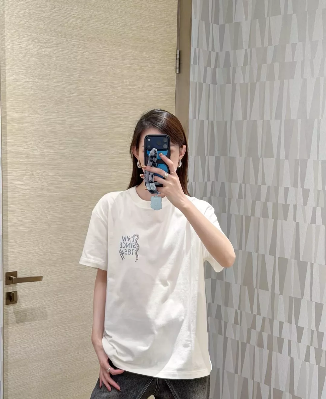 루이비통 인쇄 디테일 코튼 반팔 티셔츠 상세 이미지 13