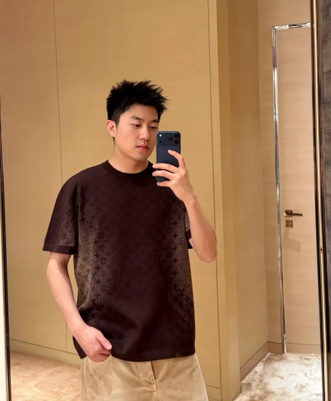 루이비통 그라데이션 레터링 프린트 코튼 티셔츠 상세 이미지 12