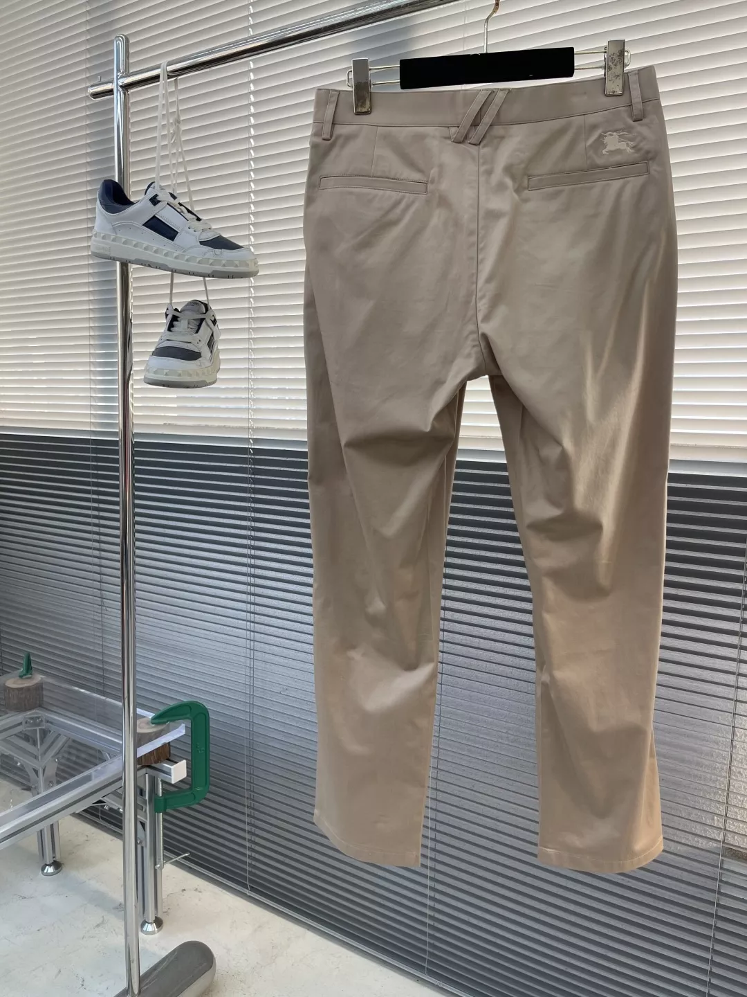 버버리 기사 자수 디테일 카키 팬츠 상세 이미지 2
