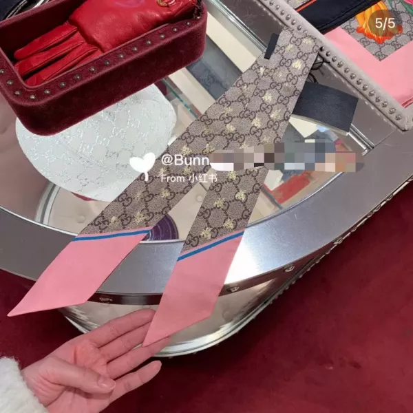 구찌 GG 벌 패턴 실크 리본 스카프