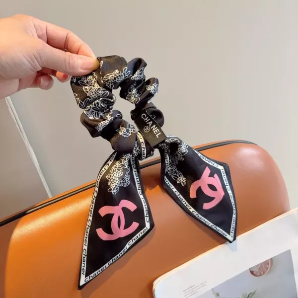 샤넬 레터링 리본 포니테일 머리끈
