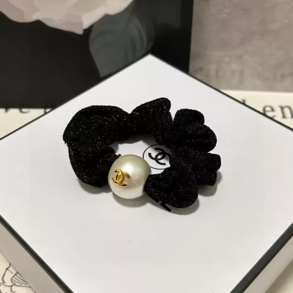 샤넬 진주 장식 헤어끈