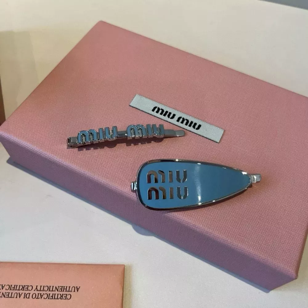미우미우 로고 장식 발레타 핀