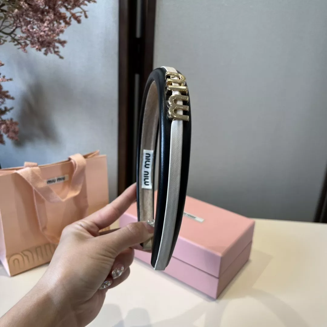 미우미우 로고 포인트 헤어 액세서리 상세 이미지 3