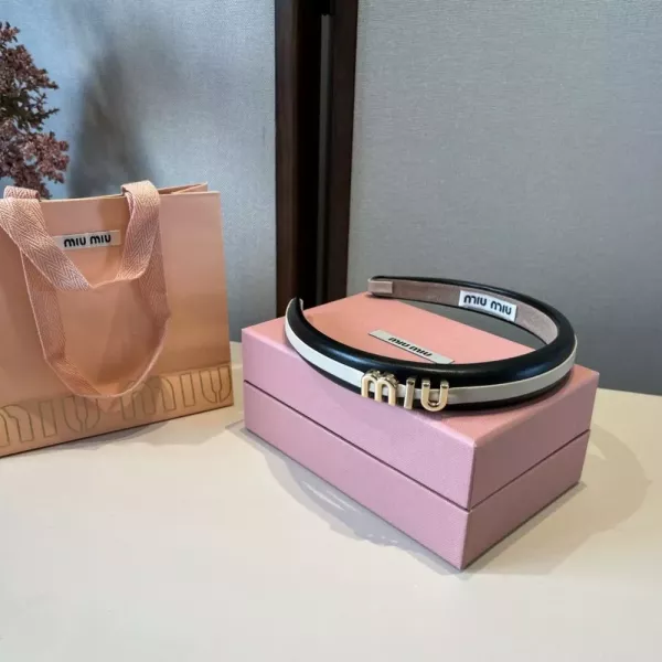 미우미우 로고 장식 헤어 액세서리