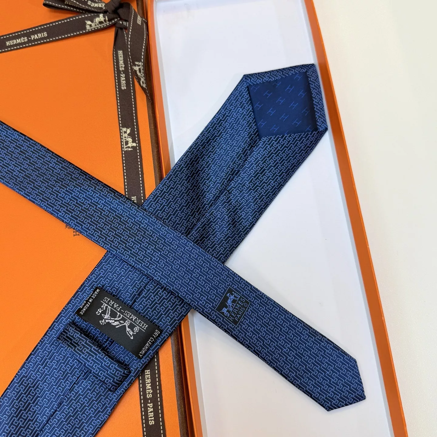 에르메스 H 레터 패턴 실크 타이 상세 이미지 5