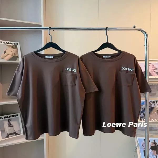 로에베 입체 로고 포켓 초콜릿 반팔 티셔츠