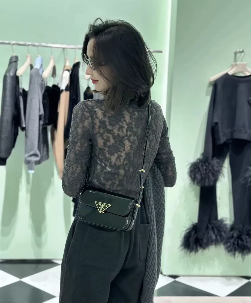 프라다 소프트 카프 단색 숄더백 상세 이미지 16