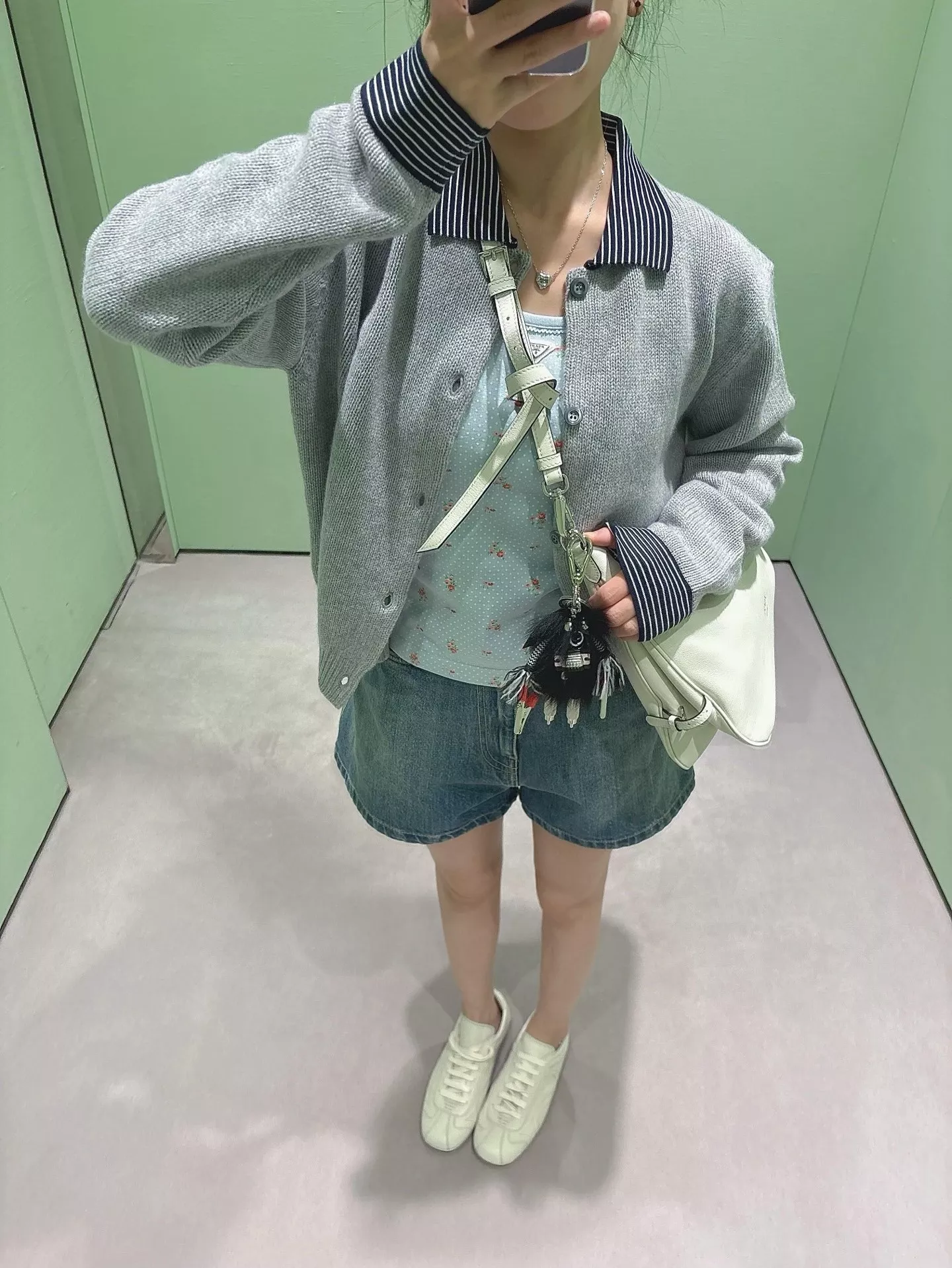 프라다 레터 로고 지퍼 숄더백 상세 이미지 12