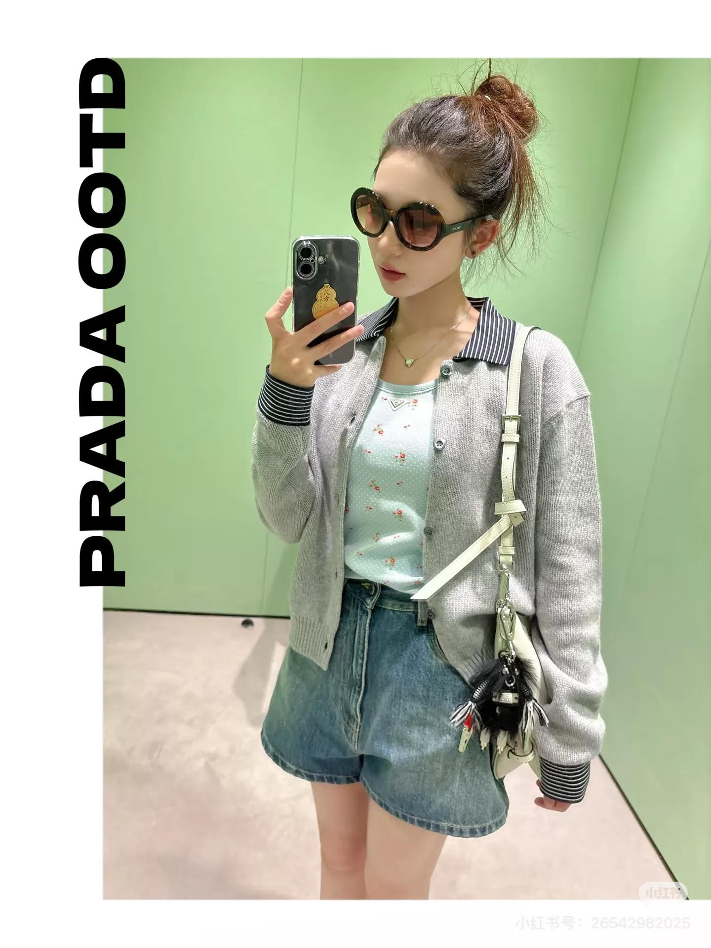 프라다 레터 로고 지퍼 숄더백 상세 이미지 13